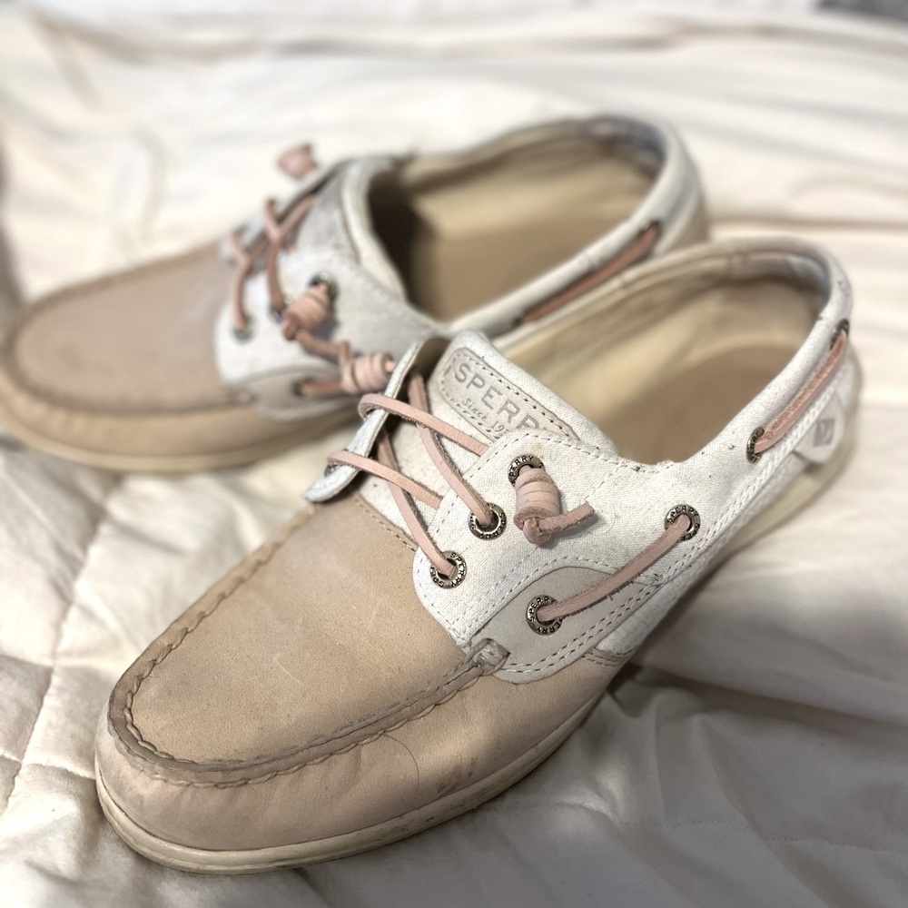 I’m selling beige Sperry , women’s 8.5